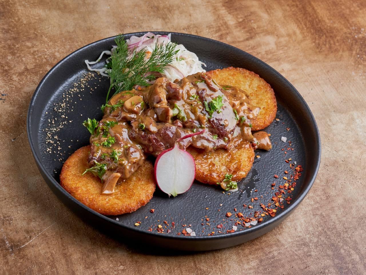 Драники с томлеными говяжьими щечками <br>470 гр.