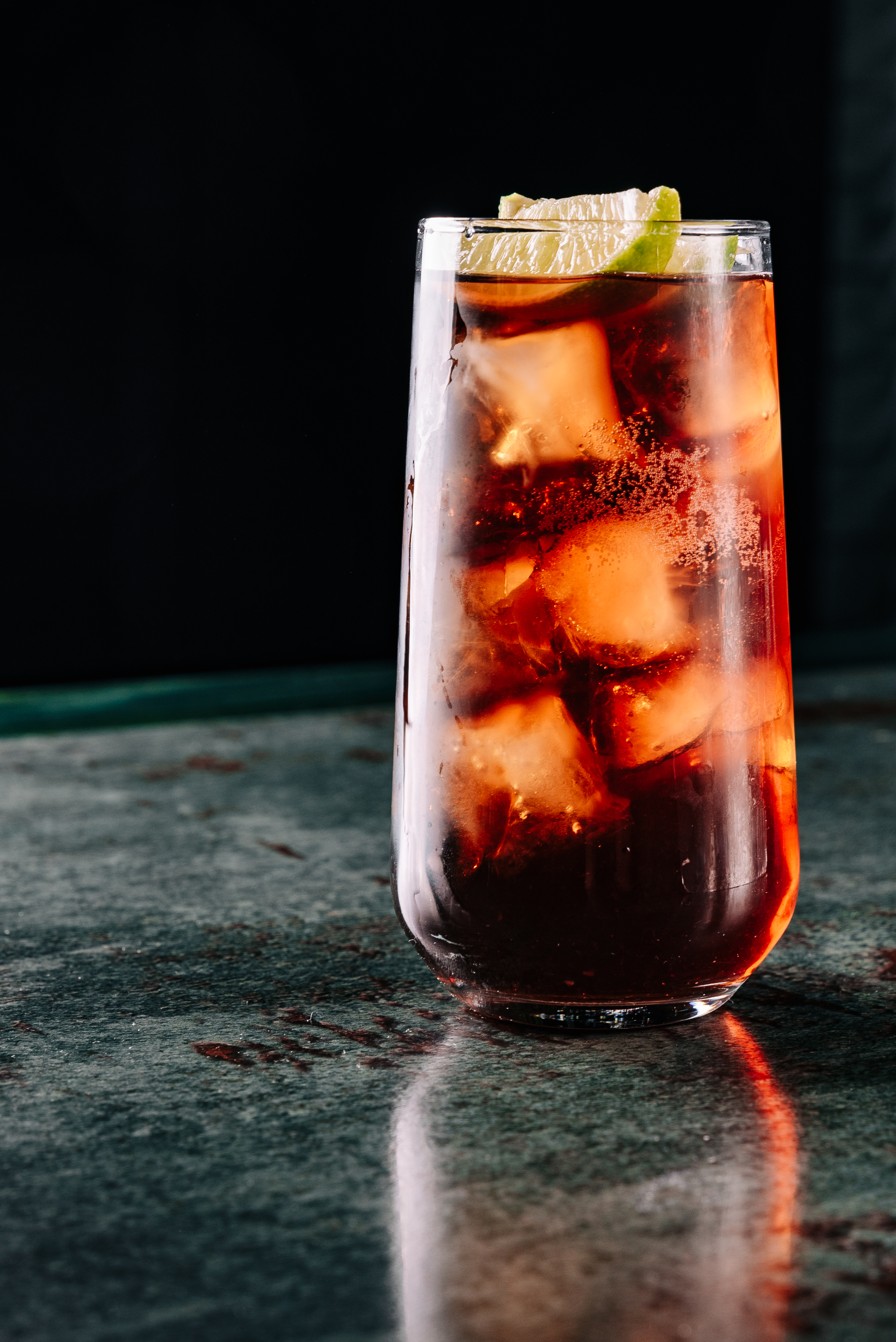 <span style="font-weight: 700;">Long Island Iced Tea</span><br>(Джин, текила, ром, водка, апельсиновый ликер, лимон, кола)