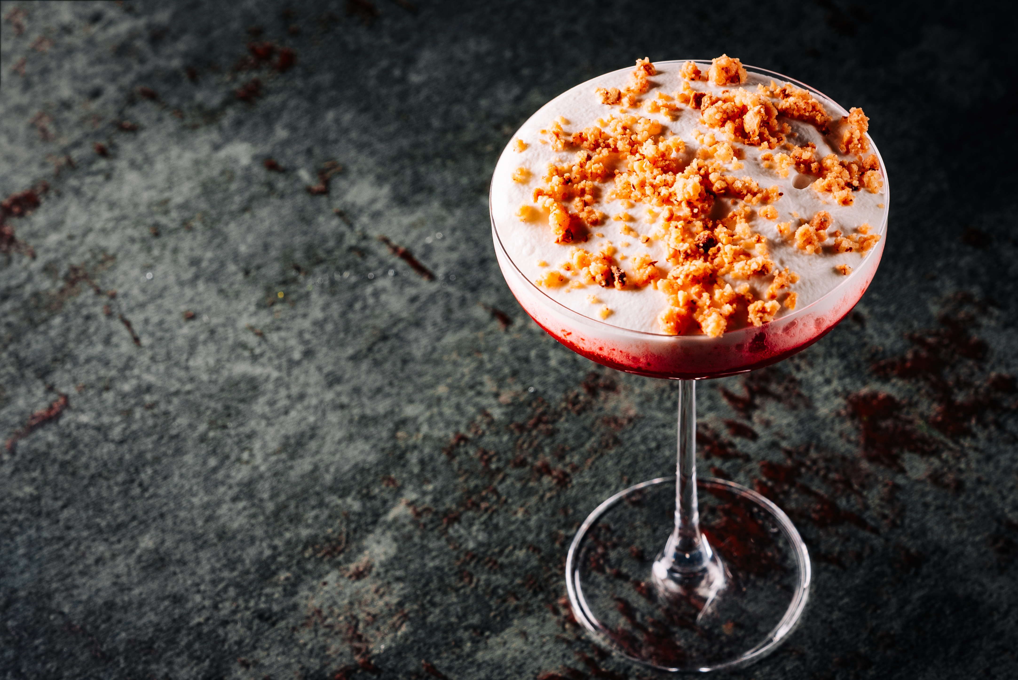 <span style="font-weight: 700;">TrebleBerry Cheesecake</span><br>(Ванильная водка, свежая малина, свежая маракуйя, свежая клюква, сырная пена)