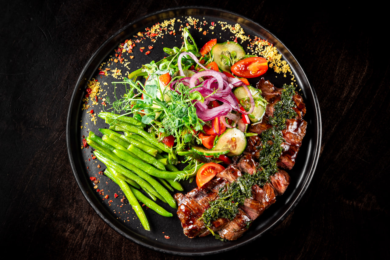 <span color-type="color" style="color:    #ffffff">Салат с говядиной гриль<br>380 гр.</span>