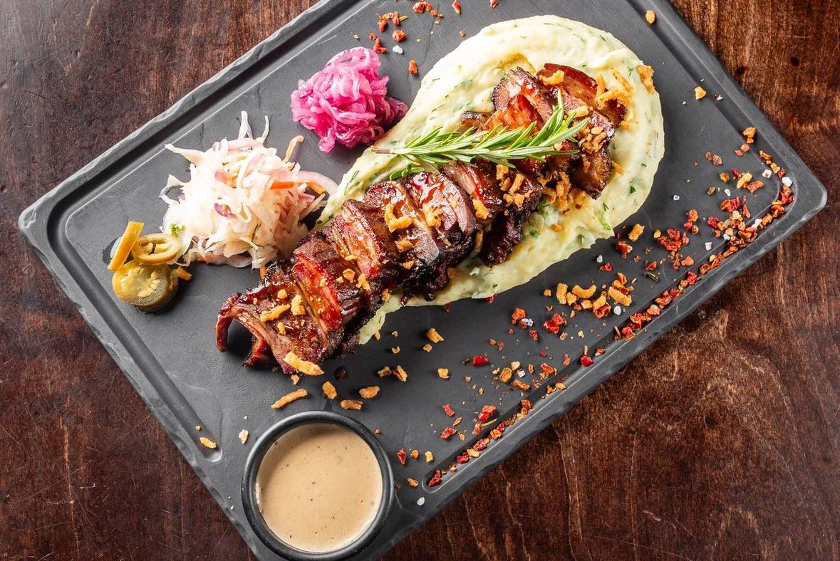 Копченое говяжье ребро с картофельным пюре чамп<br>550 гр.<br>