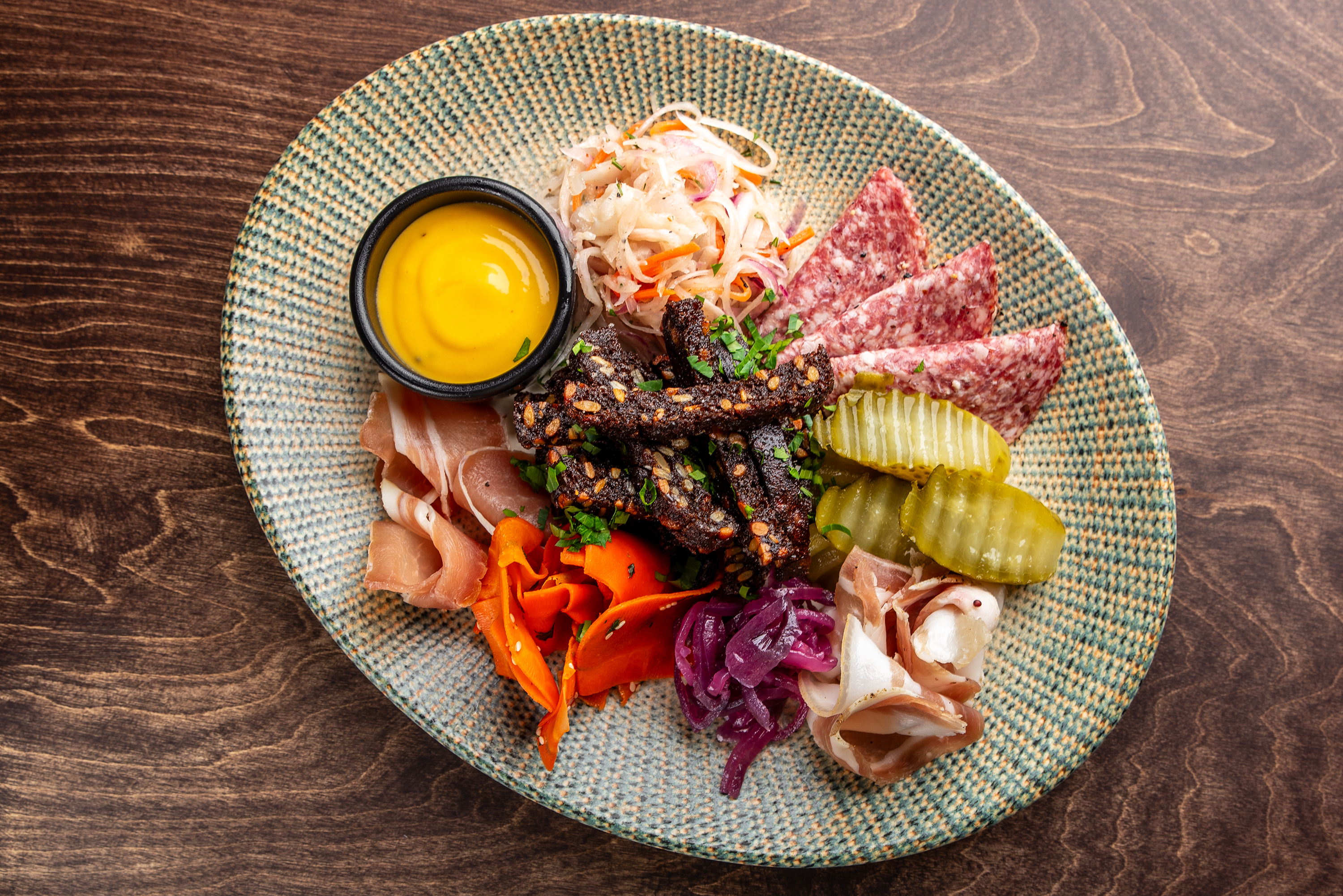 <span color-type="color" style="color: #ffffff;">Мясная гастрономия с соленьями и гренками</span><br>