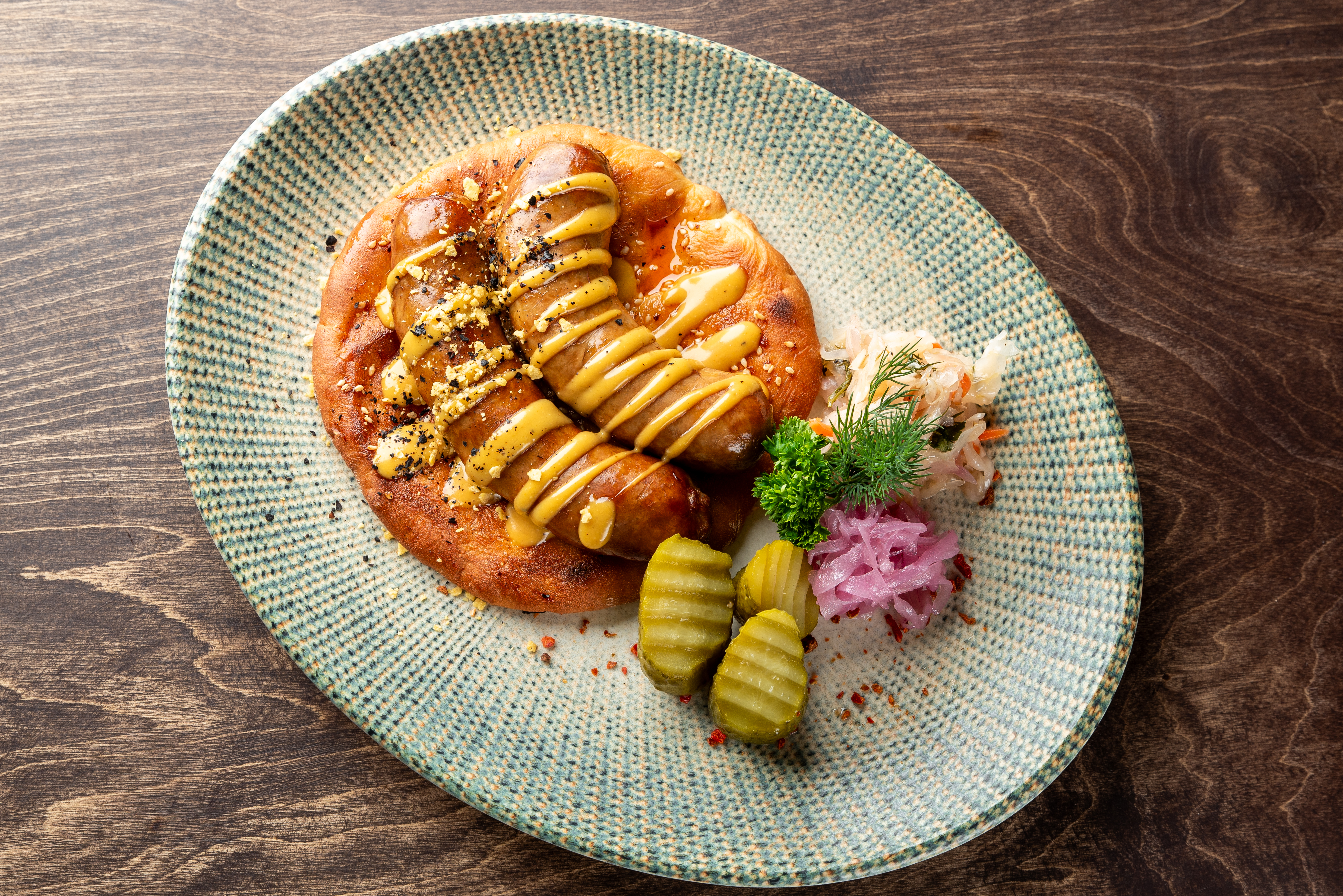 Копченые колбаски с горчичным соусом