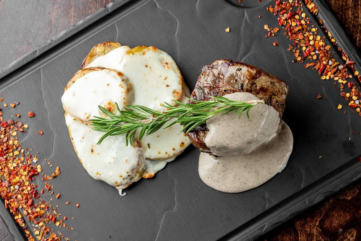 Фирменный стейк филе-миньон с печеным картофелем с сулугуни и грибным соусом<br>360 гр.