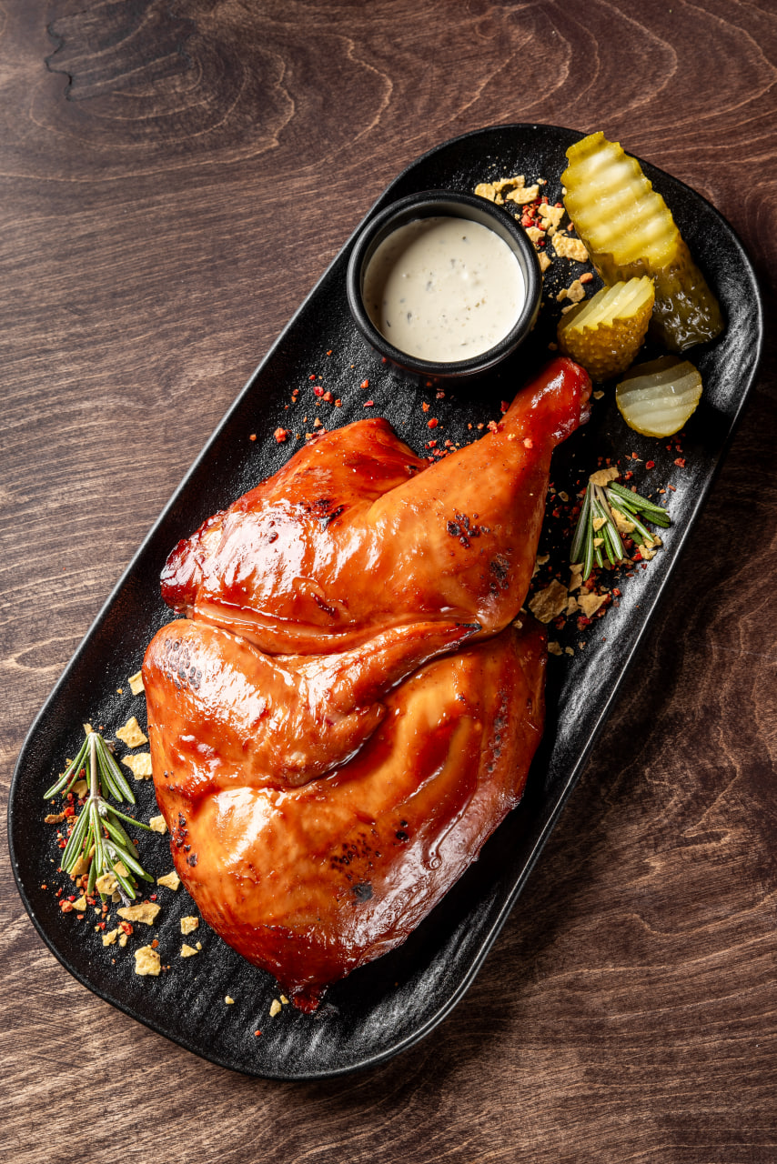 Половина копченого цыпленка в фирменной глазури