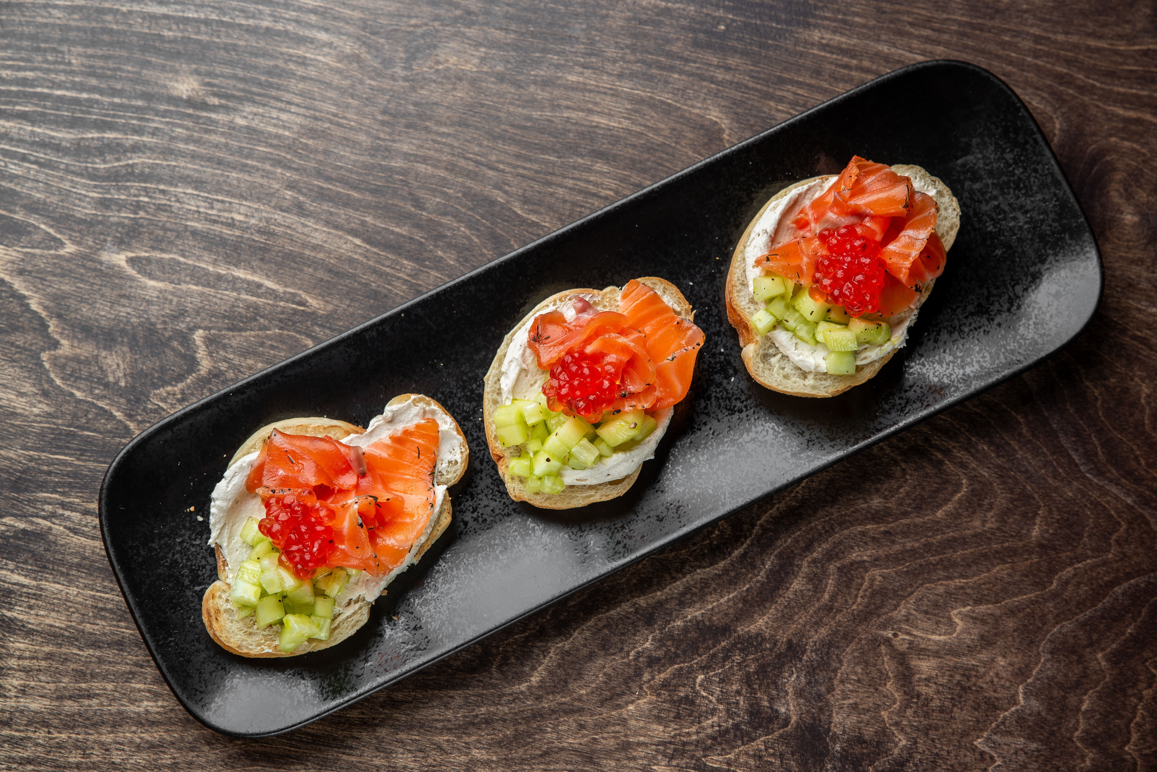 Брускетты с маринованным лососем<br>