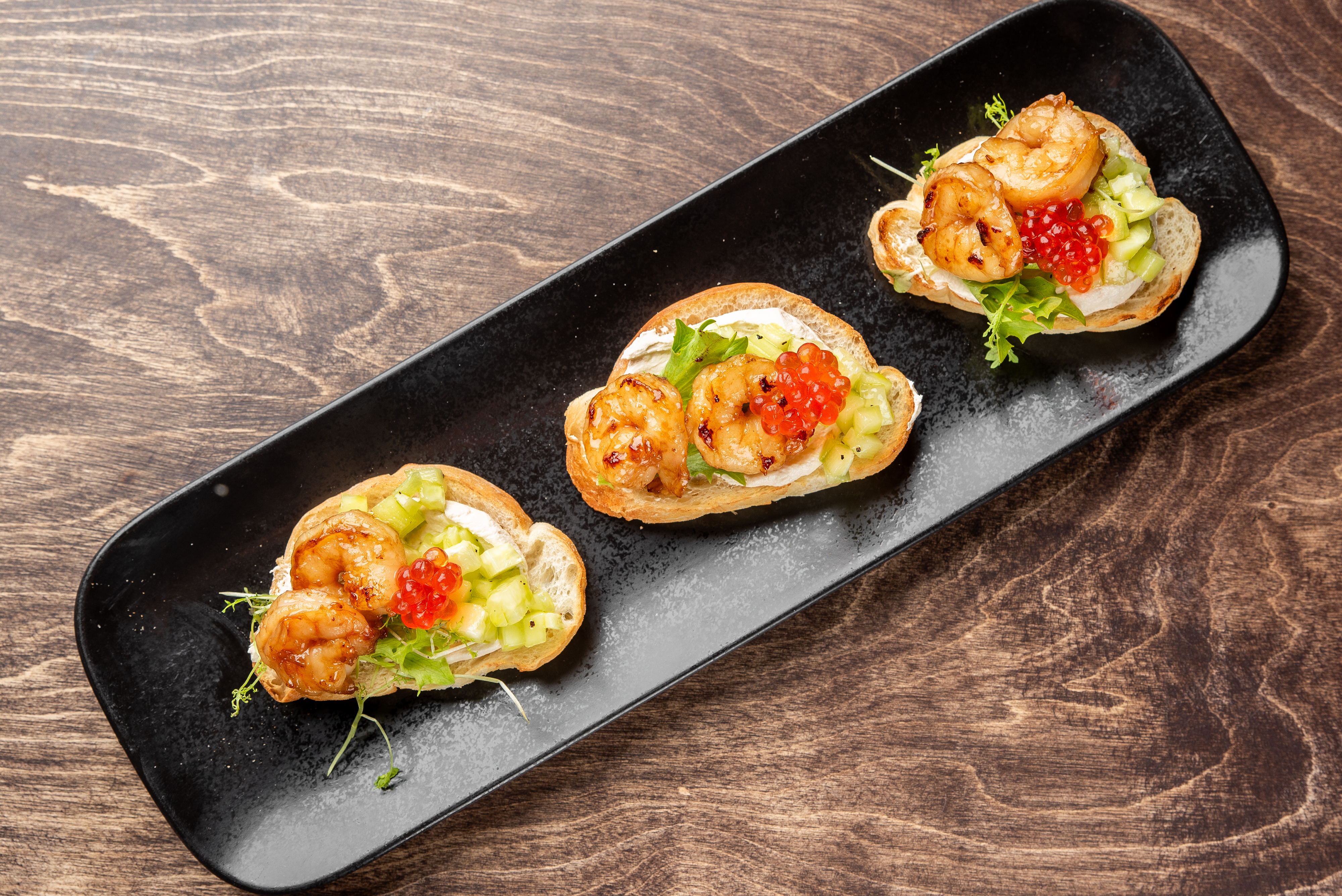 Брускетты с тигровыми креветками<br>