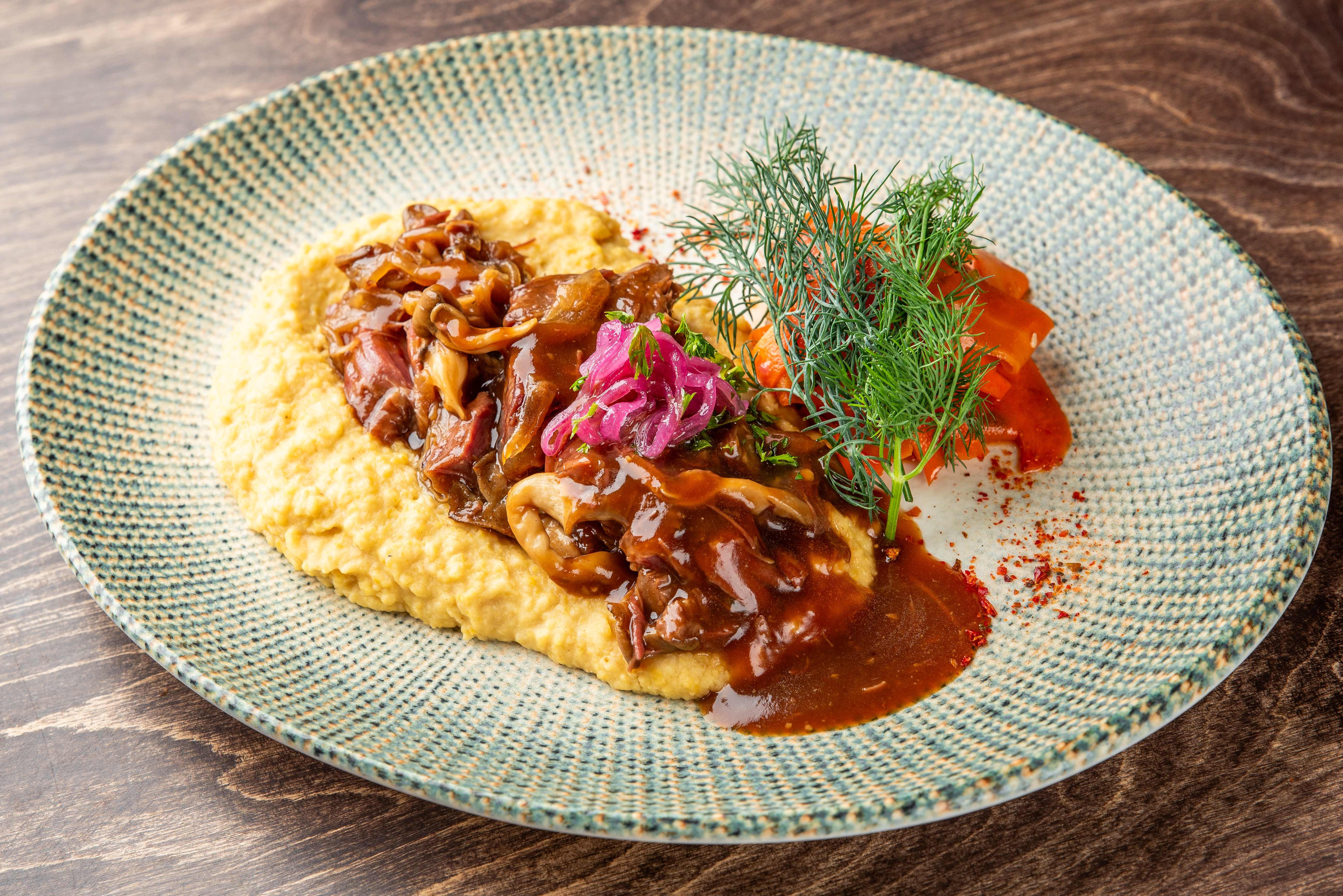 Томленые говяжьи щечки с грибами<br>