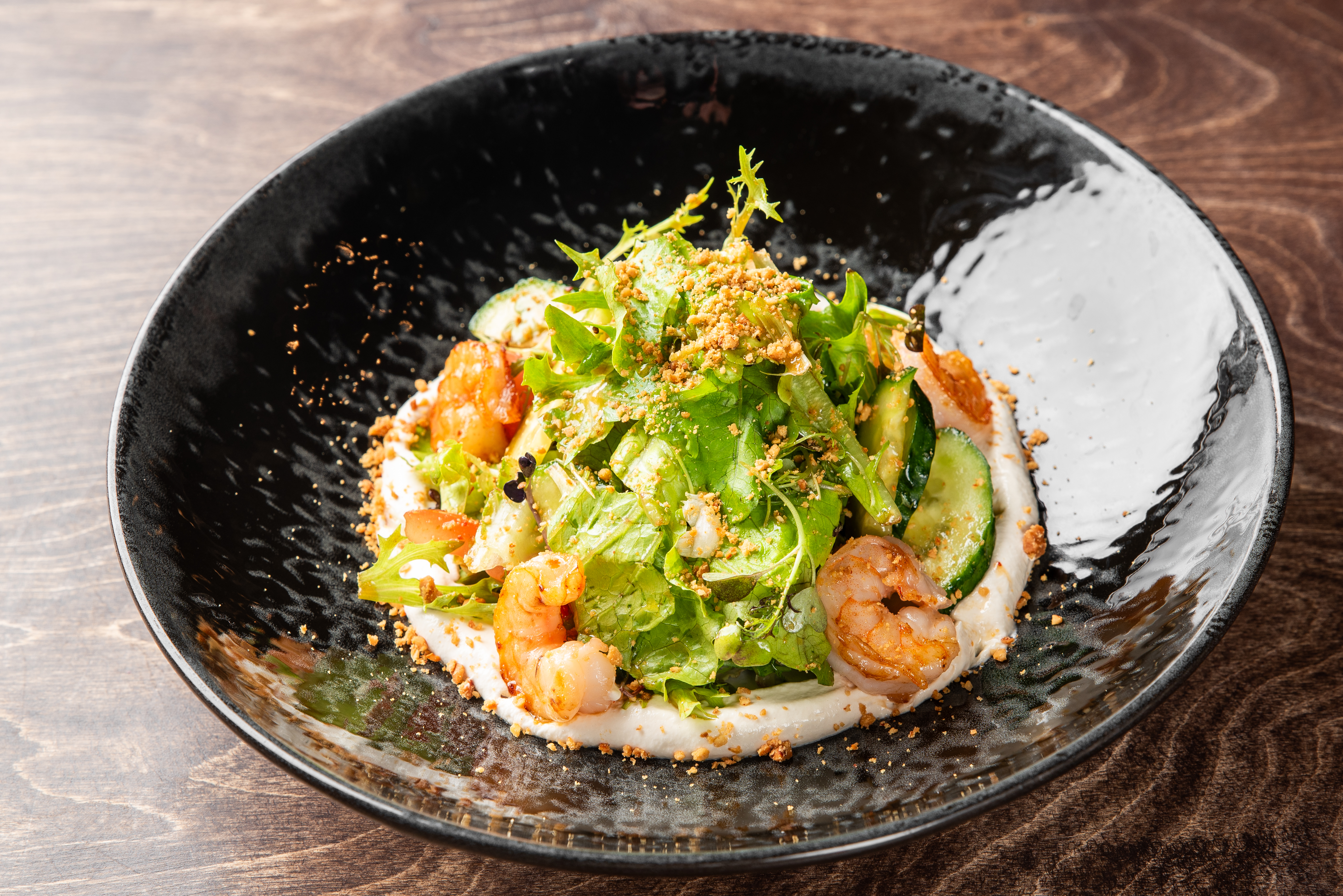 Салат с &nbsp;тигровыми креветками, сырным муссом и арахисом<br>