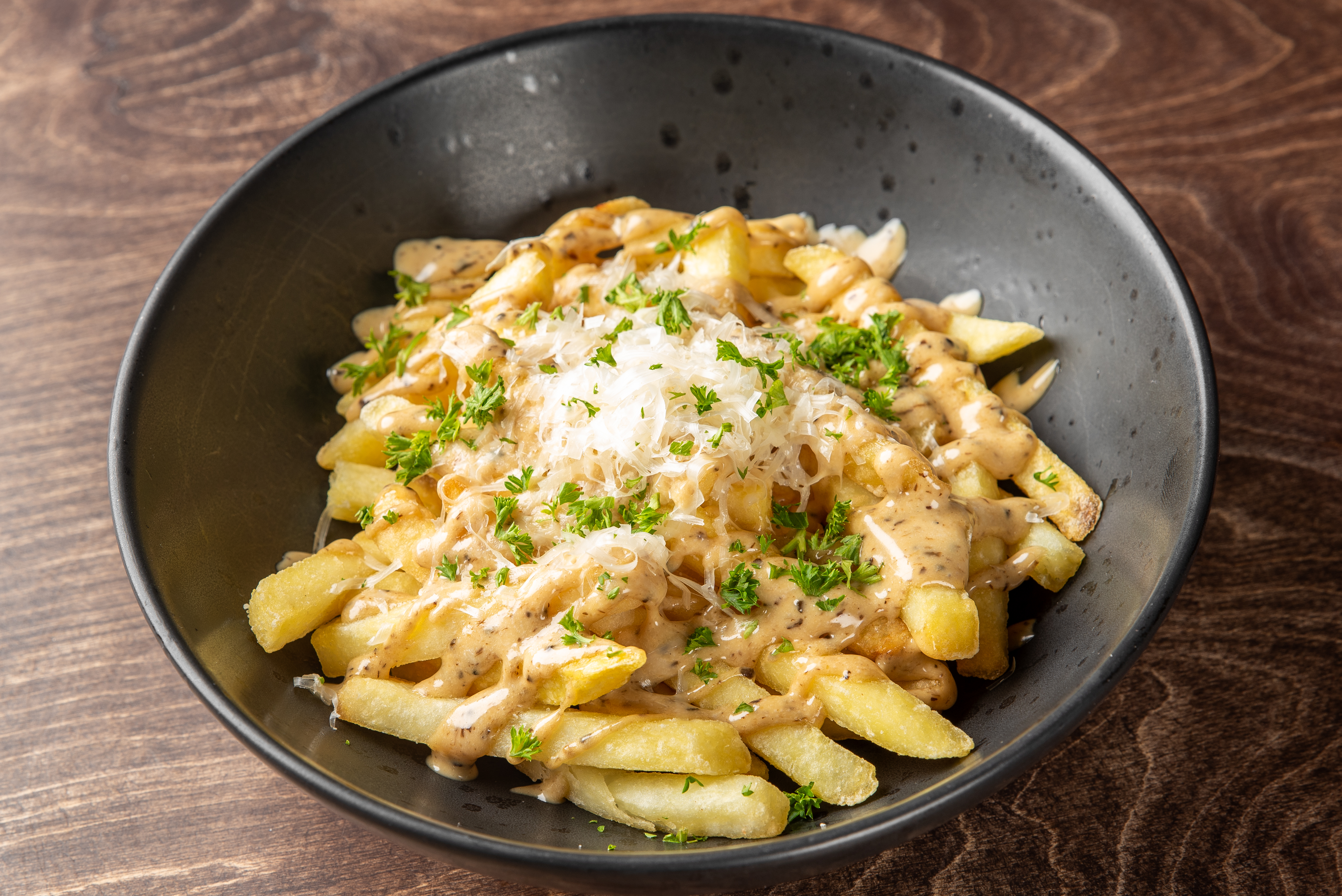 Картофель фри с трюфельным айоли и пармезаном