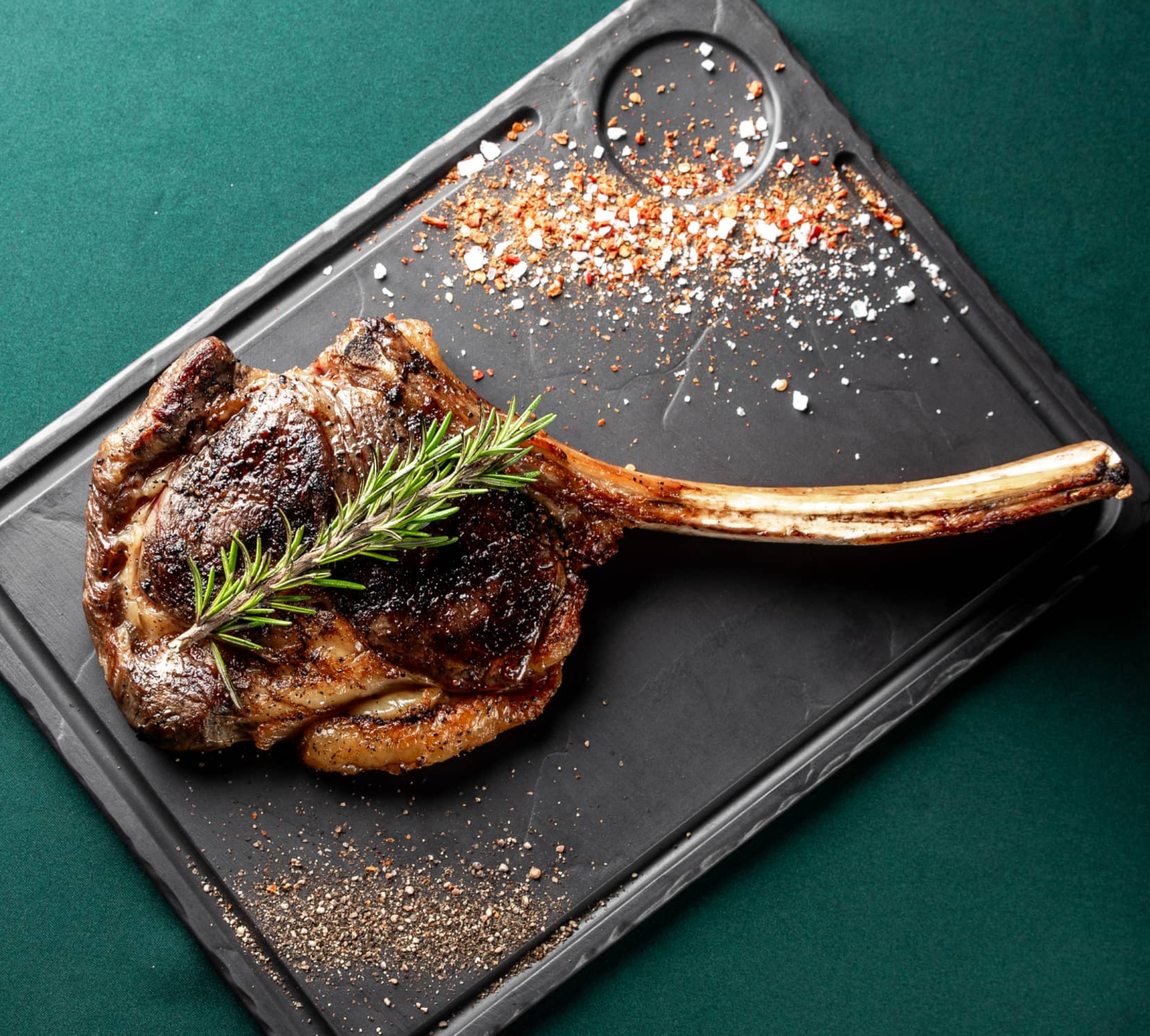 <span color-type="color" style="color:    #ffffff;">Стейк Томагавк&nbsp;</span><br><span color-type="color" style="color:    #ffffff;">55</span><span color-type="color" style="color:    #ffffff;">0 гр.</span>