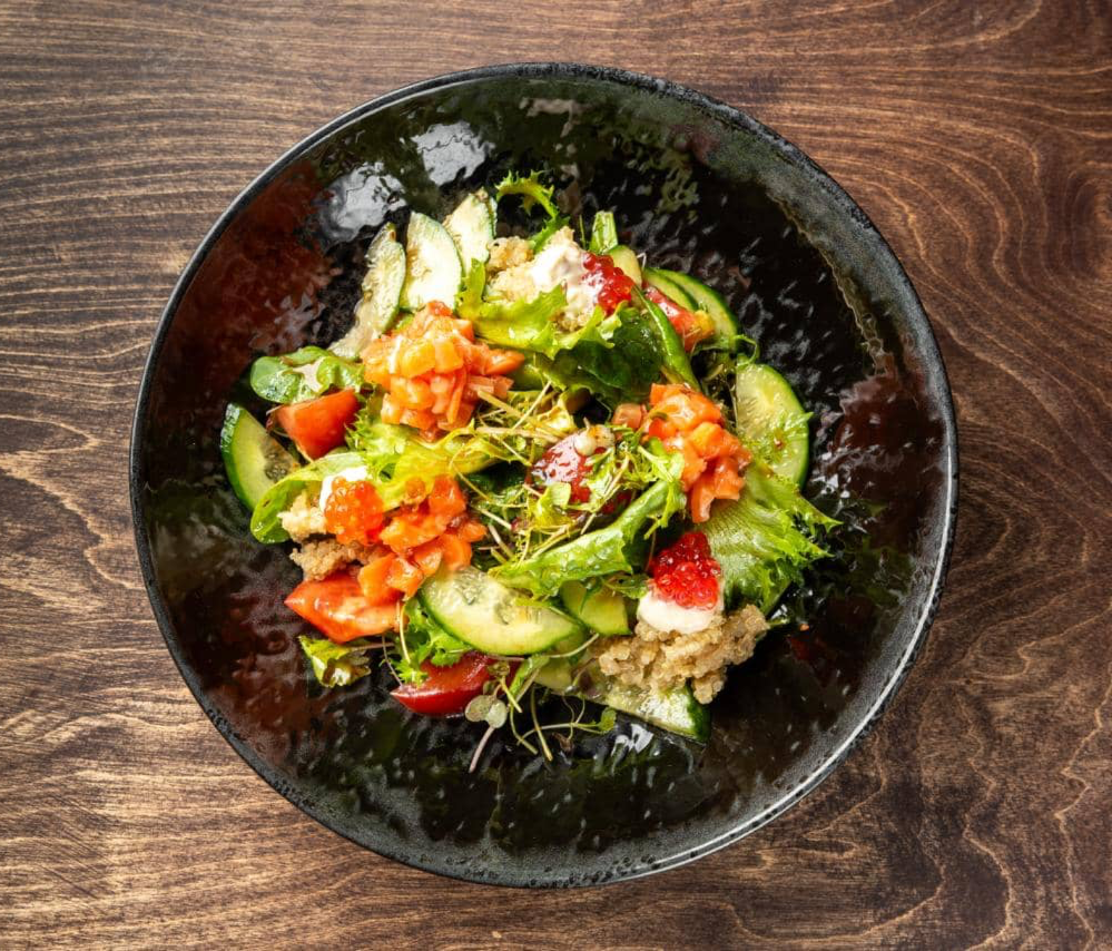 Салат с форелью и киноа <br>